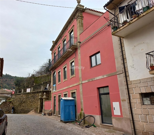Prédio com 8 apartamentos em Vila Cova de Alva