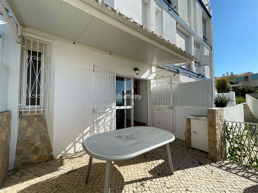 Apartamento de rés-de-chão T1+1 com terraço e cave no centro da Albufeira, Algarve