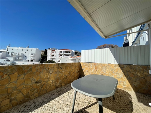 Appartement T1+1 au rez-de-chaussée, avec terrasse et cave dans le centre d’Albufeira, Algarve