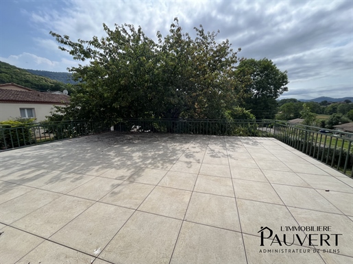 Gran casa T4 con garaje y jardín en zona tranquila cerca de Foix, en Cadirac