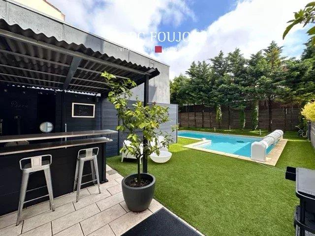 Bordeaux: Townhouse with outbuilding and garden with swimming pool