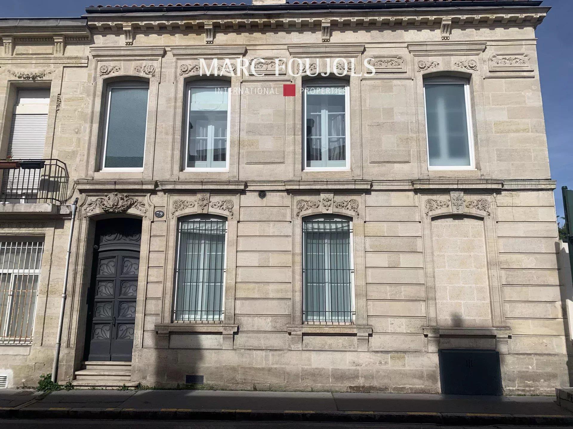 Bordeaux: Townhouse with outbuilding and garden with swimming pool