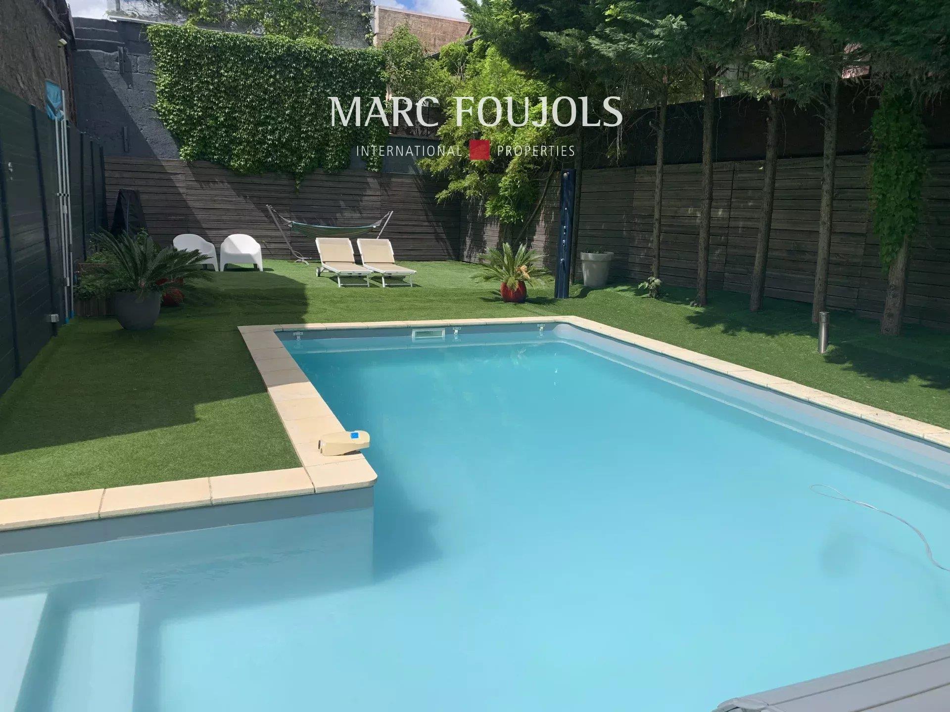 Bordeaux: Townhouse with outbuilding and garden with swimming pool