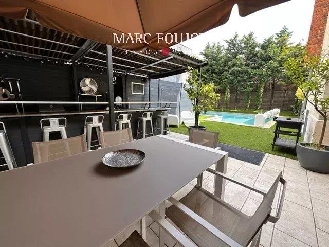 Bordeaux: Townhouse with outbuilding and garden with swimming pool