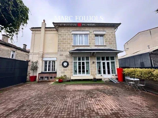 Bordeaux: Townhouse with outbuilding and garden with swimming pool