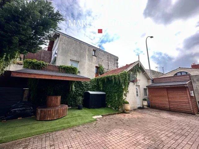 Bordeaux: Townhouse with outbuilding and garden with swimming pool