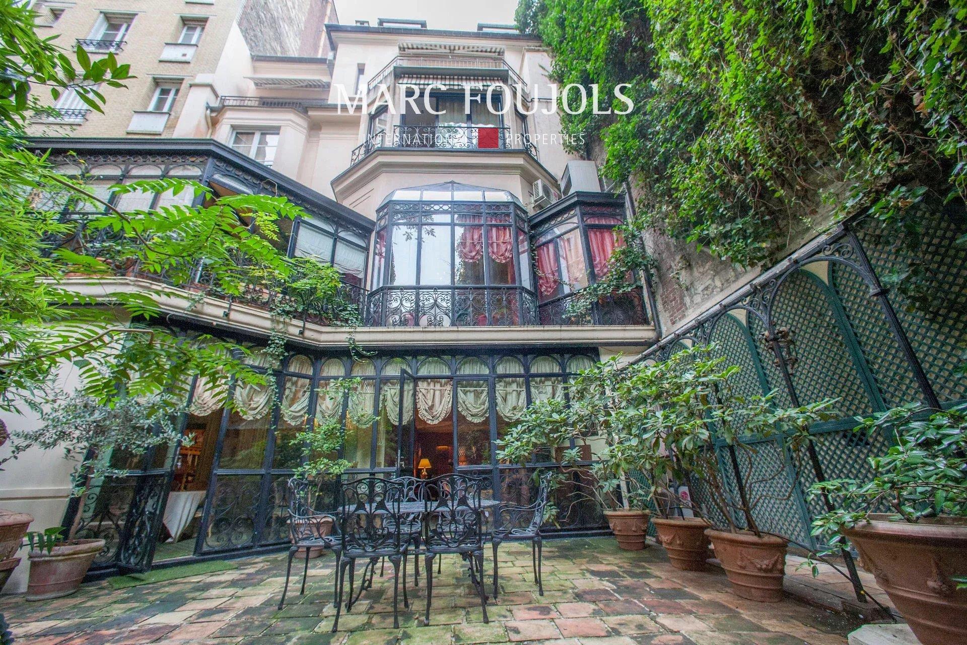 Villa mit Terrasse und Garten in Passy