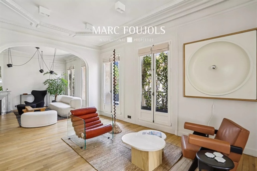 Paris Ier Victoires / Louvre : renovated corner apartment 95 m² furniture