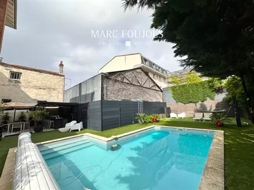 Bordeaux: Townhouse with outbuilding and garden with swimming pool
