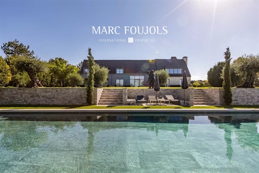 Luxueuse maison sur 6 hectares de terrain, à 30 km de Paris.