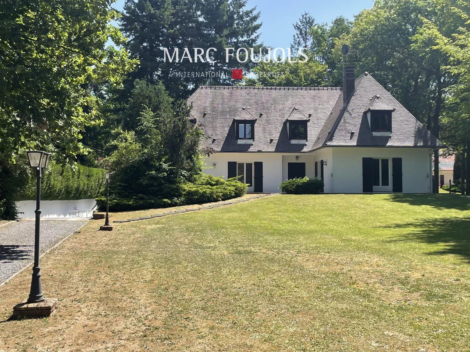 Lamorlaye house in private domain
