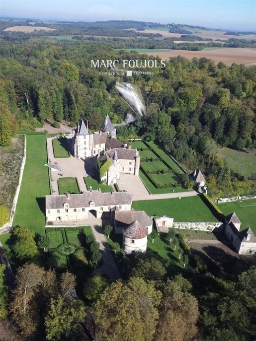 Domaine de 100 hectares avec Château XVIème siècle à seulement 50 minutes de Paris