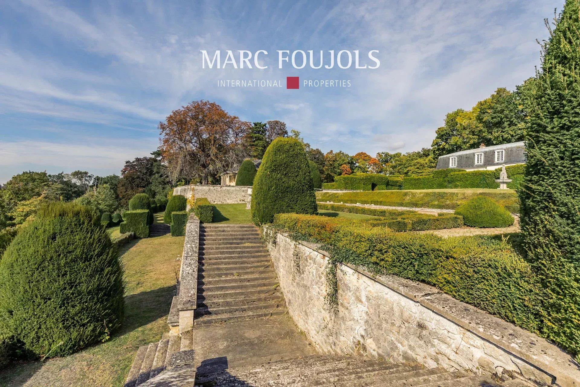 Two-House property to renovate overlooking a 25-Hectare park