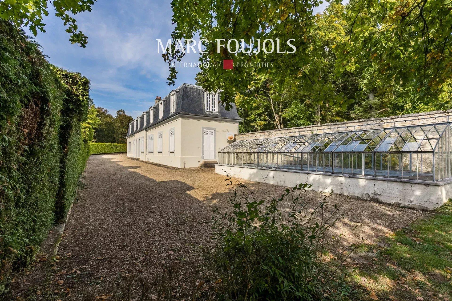 Two-House property to renovate overlooking a 25-Hectare park