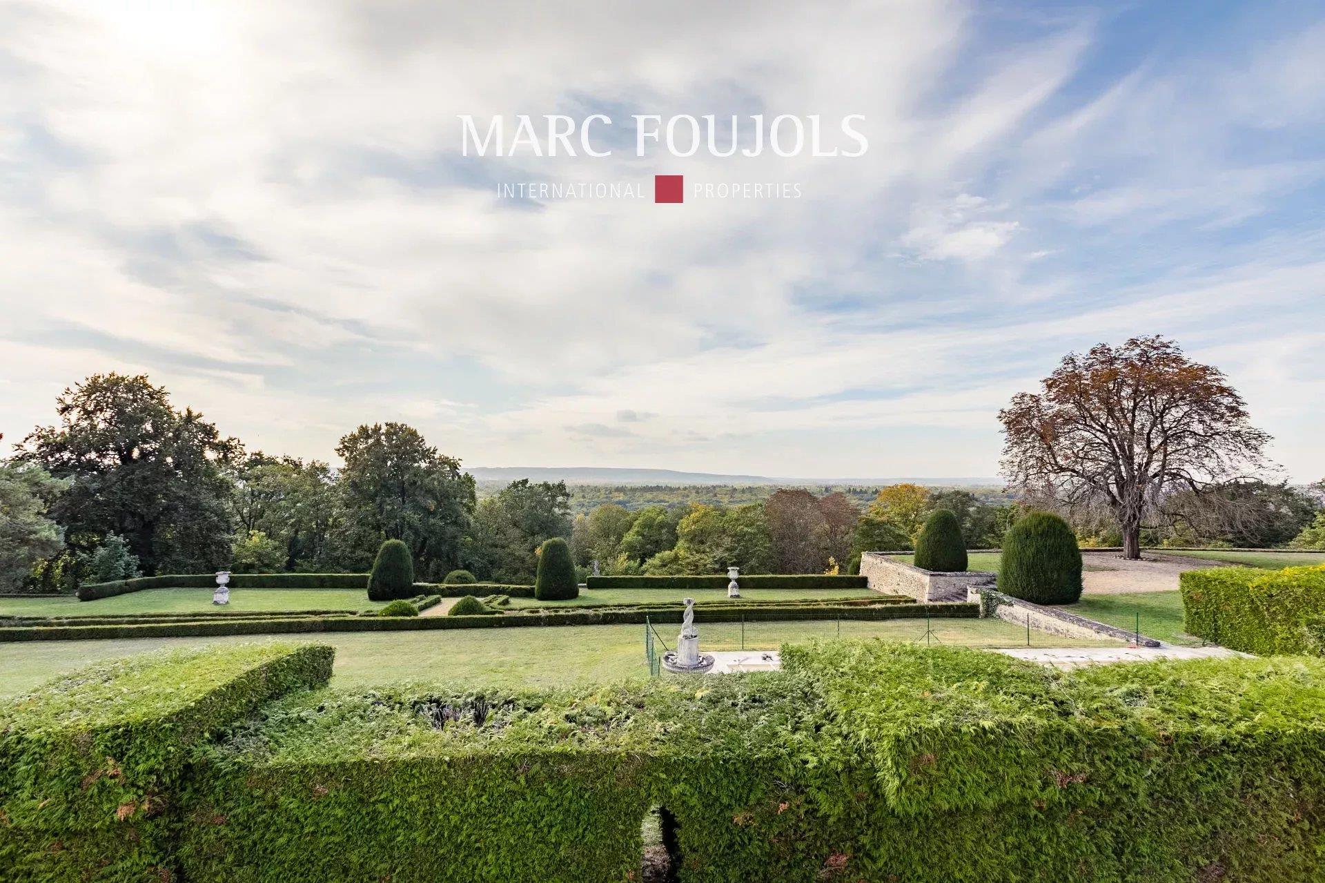 Two-House property to renovate overlooking a 25-Hectare park