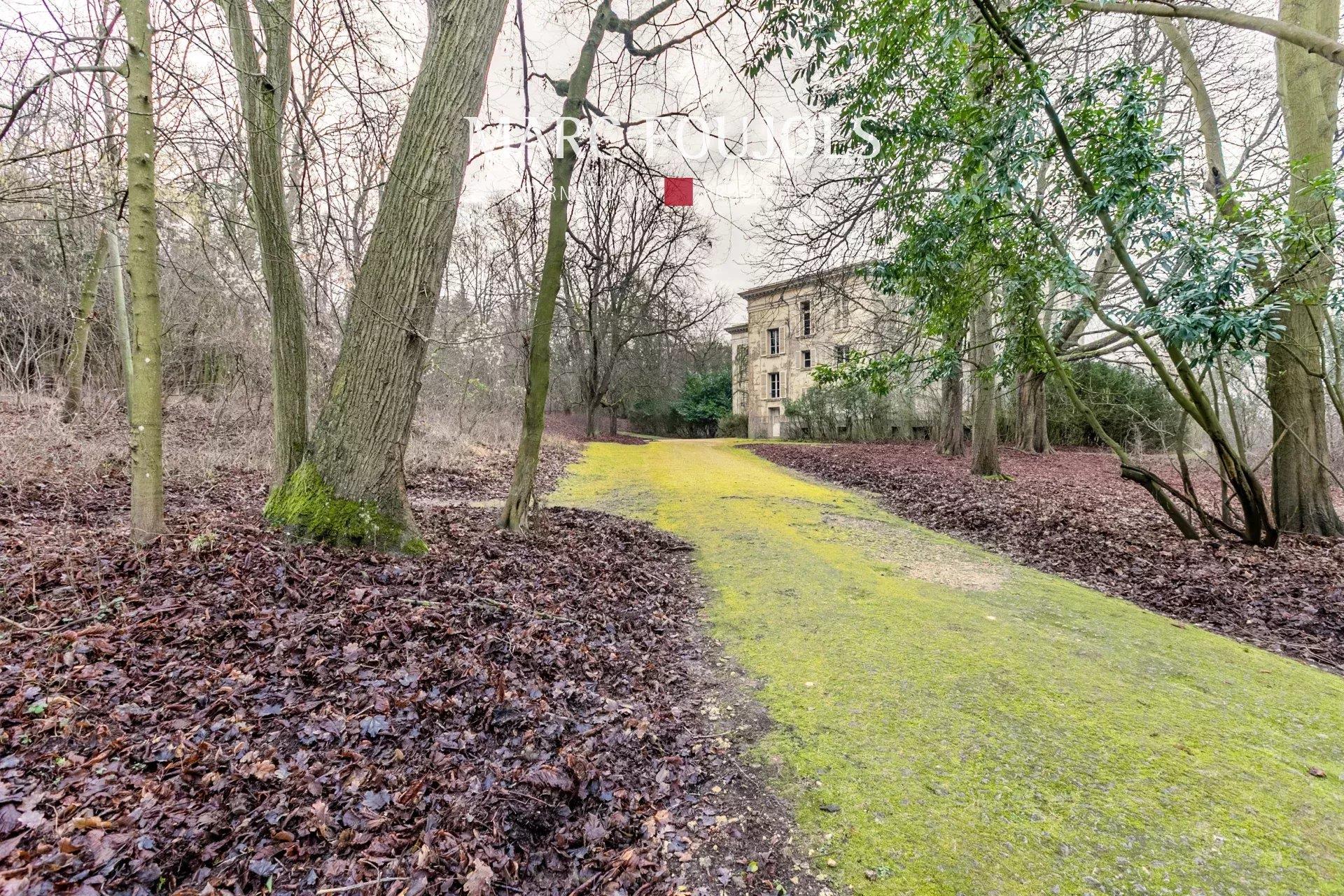Exclusive Estate Near Paris: Castle with Development Potential for Luxury Hotel and Spa