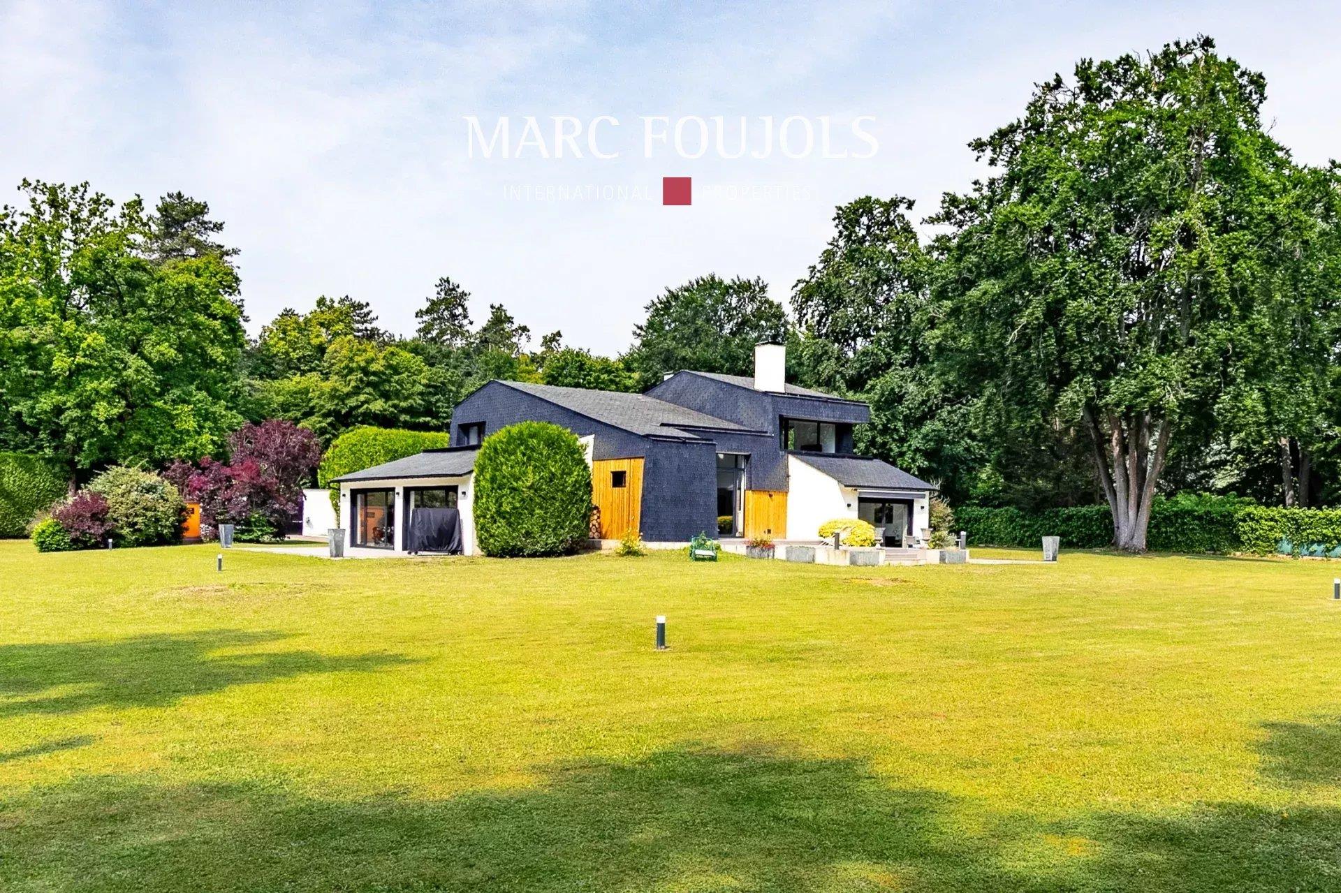 Architect's house to renovate with outbuilding...