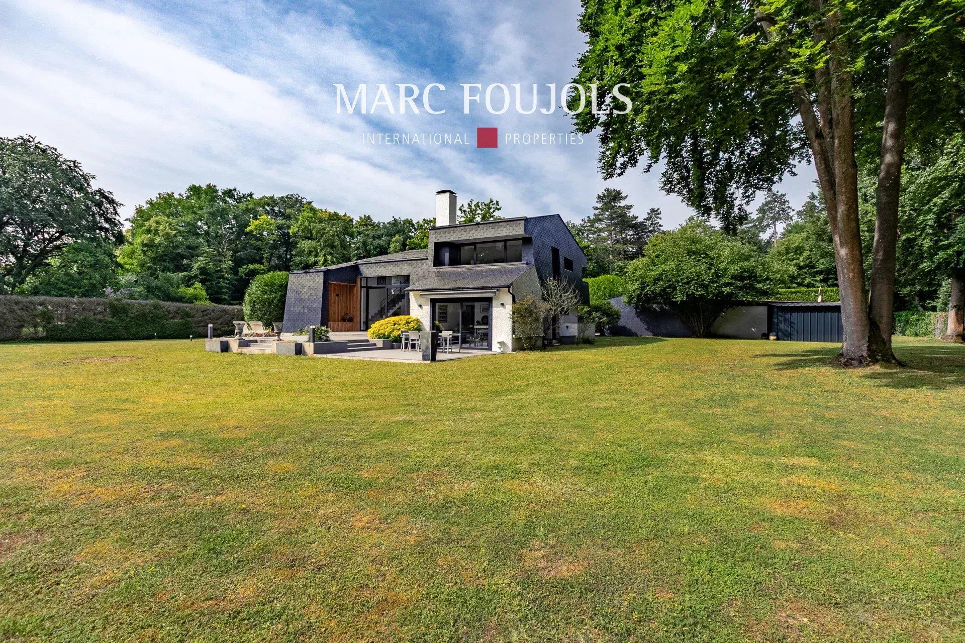 Architect's house to renovate with outbuilding...