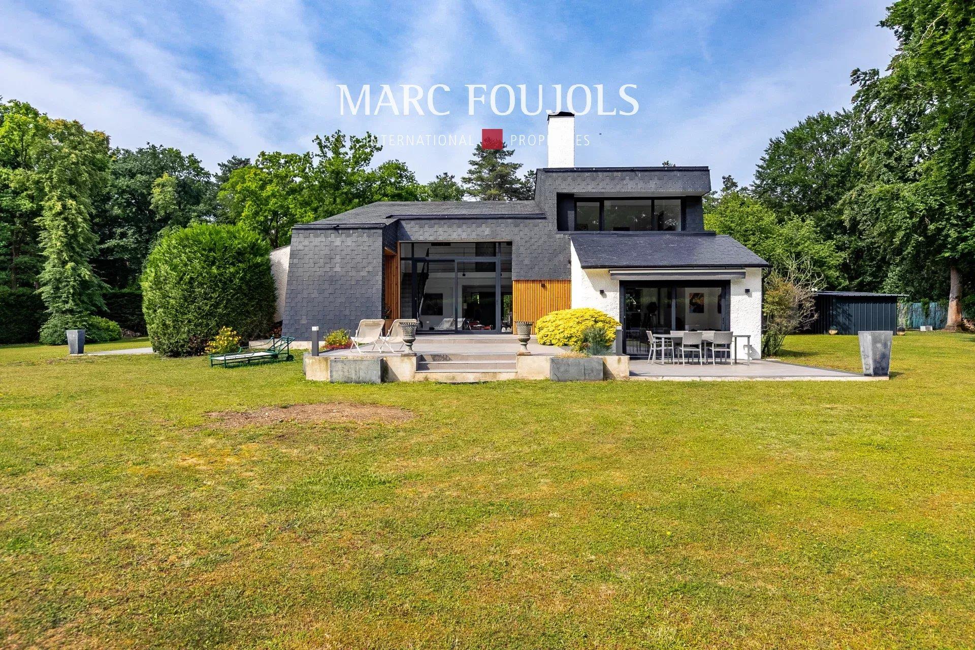 Architect's house to renovate with outbuilding...