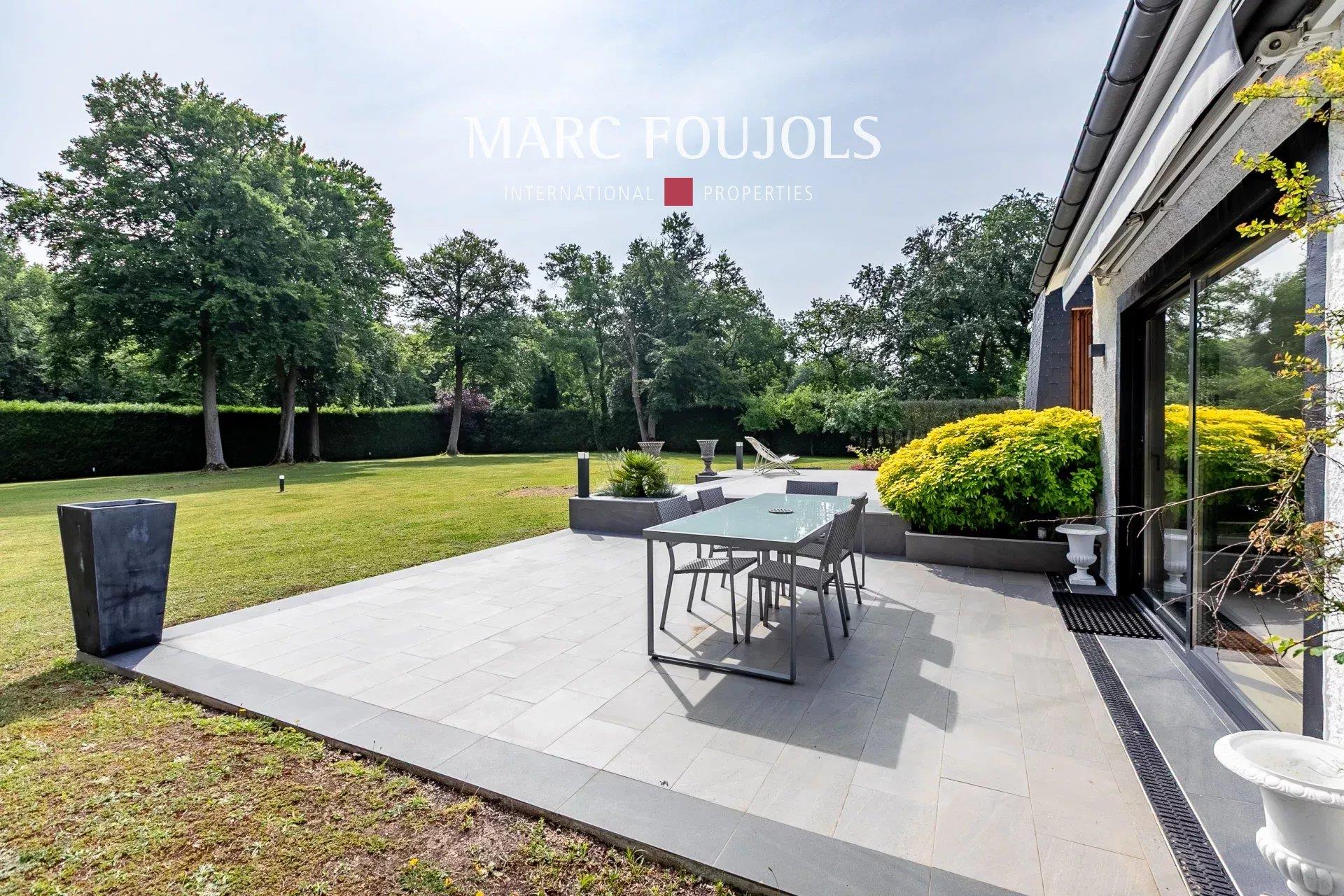 Architect's house to renovate with outbuilding...