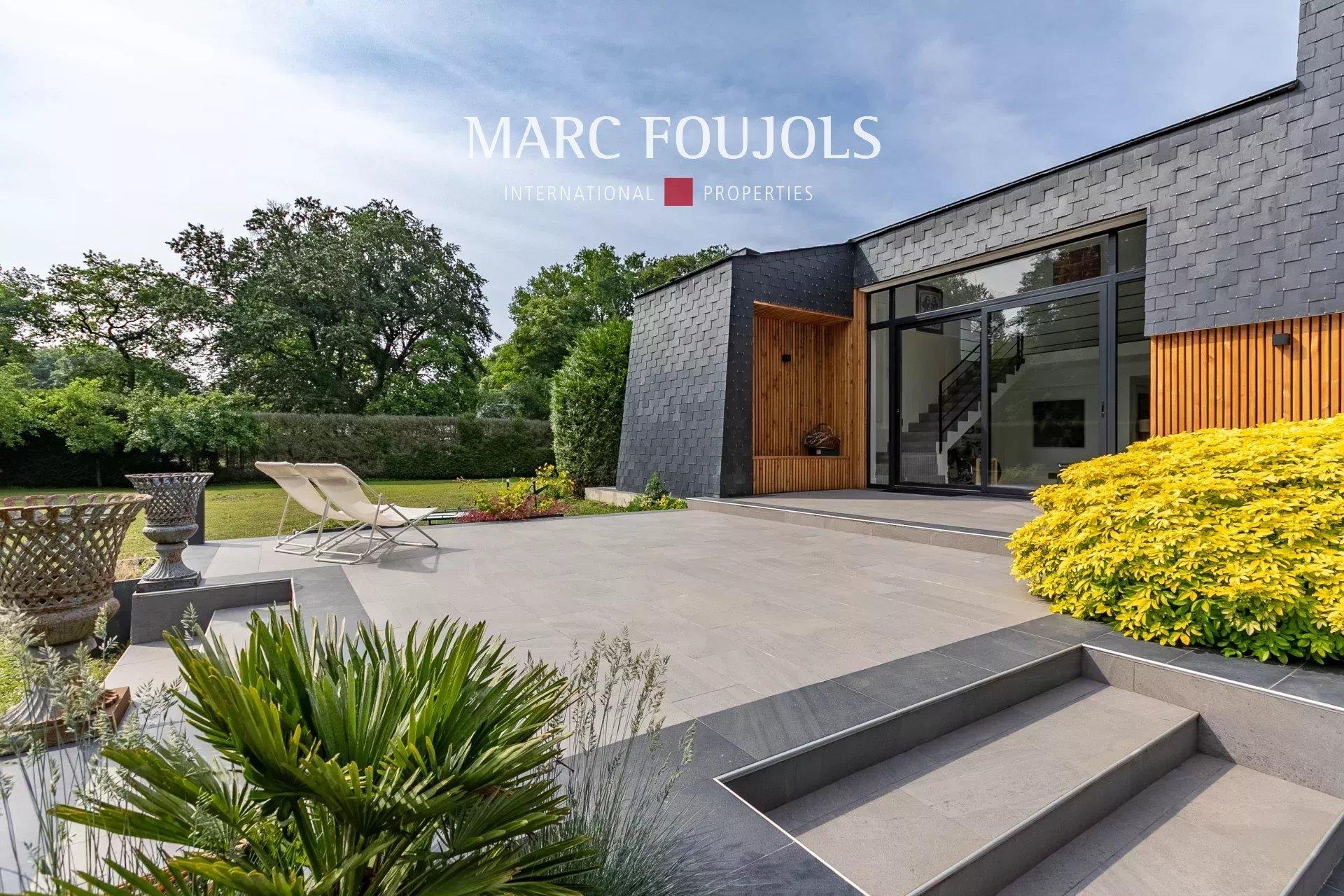 Architect's house to renovate with outbuilding...