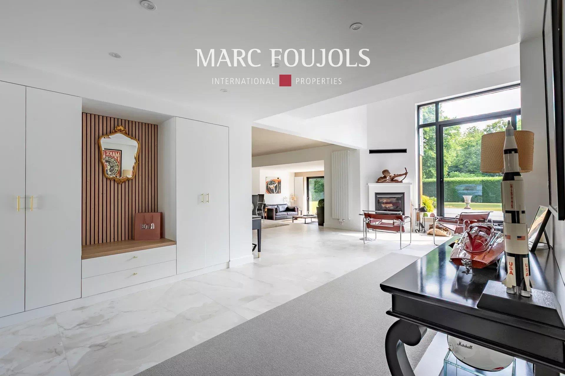 Architect's house to renovate with outbuilding...