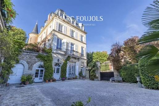 Elegant and nature-infused 425 m2 property near Paris