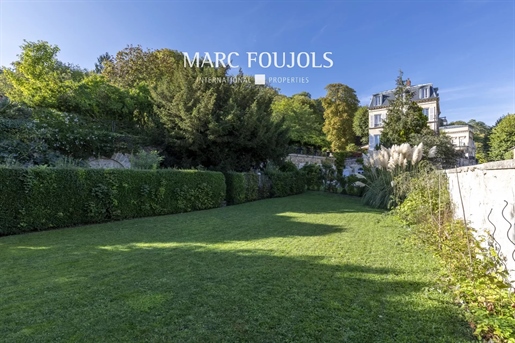 Elegant and nature-infused 425 m2 property near Paris