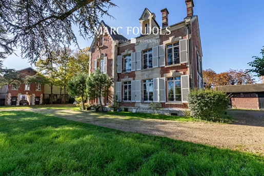 Bourgeois Gouvieux house with outbuildings