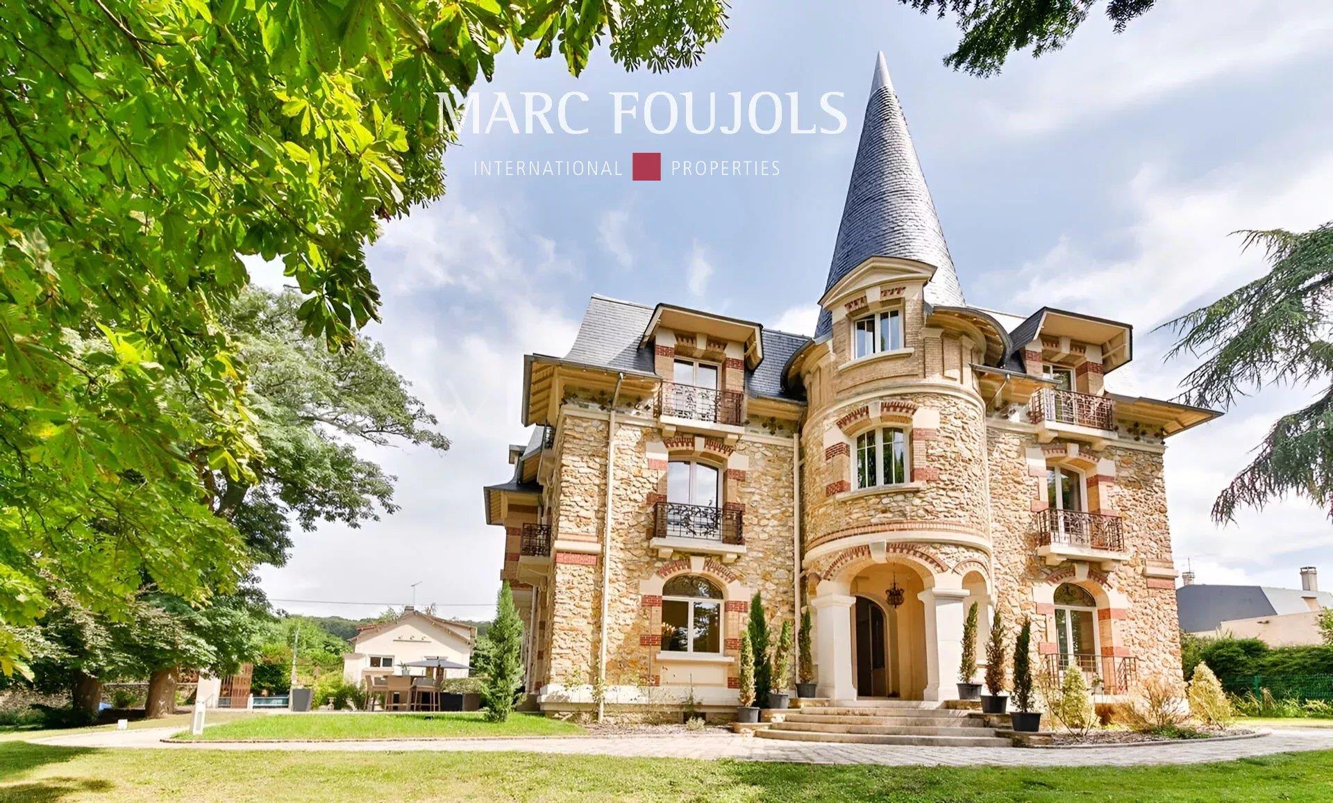 Luxurious Castle Retreat in Saint-Leu-la-Forêt