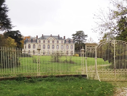 Château Fontainebleau 45 camere 2850 m² su 12,5ha