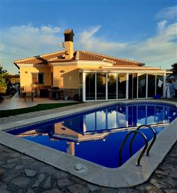 Freistehende Villa mit Swimmingpool 