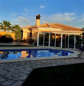 Detached villa with swimming pool 