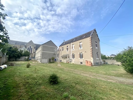 Large real estate complex in the centre of Bessé Sur Braye