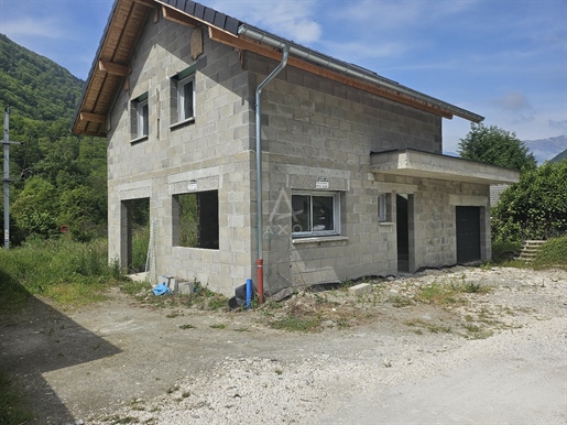 Tours-En-Savoie (73790) : Maison T4 De 2023 Avec Garage Et Jardin