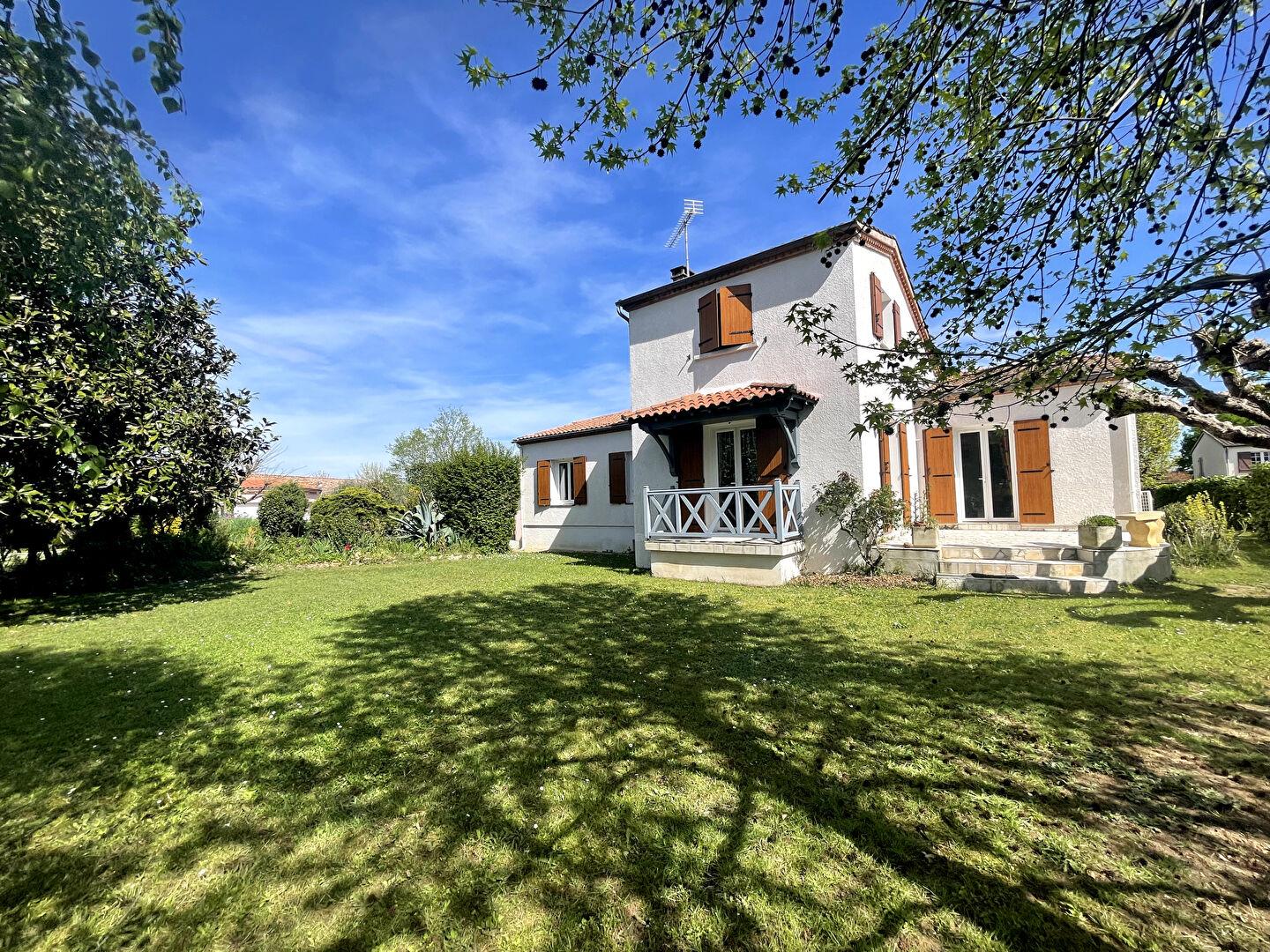 Family home in a very pleasant area of the town of Bias