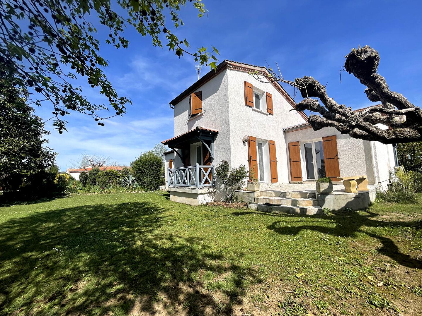 Family home in a very pleasant area of the town of Bias
