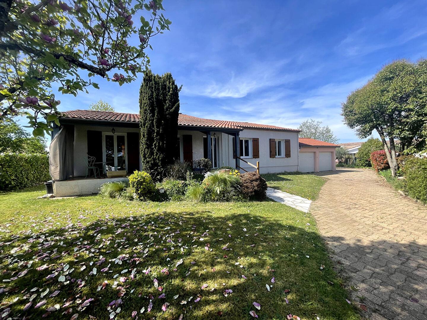 Family home in a very pleasant area of the town of Bias