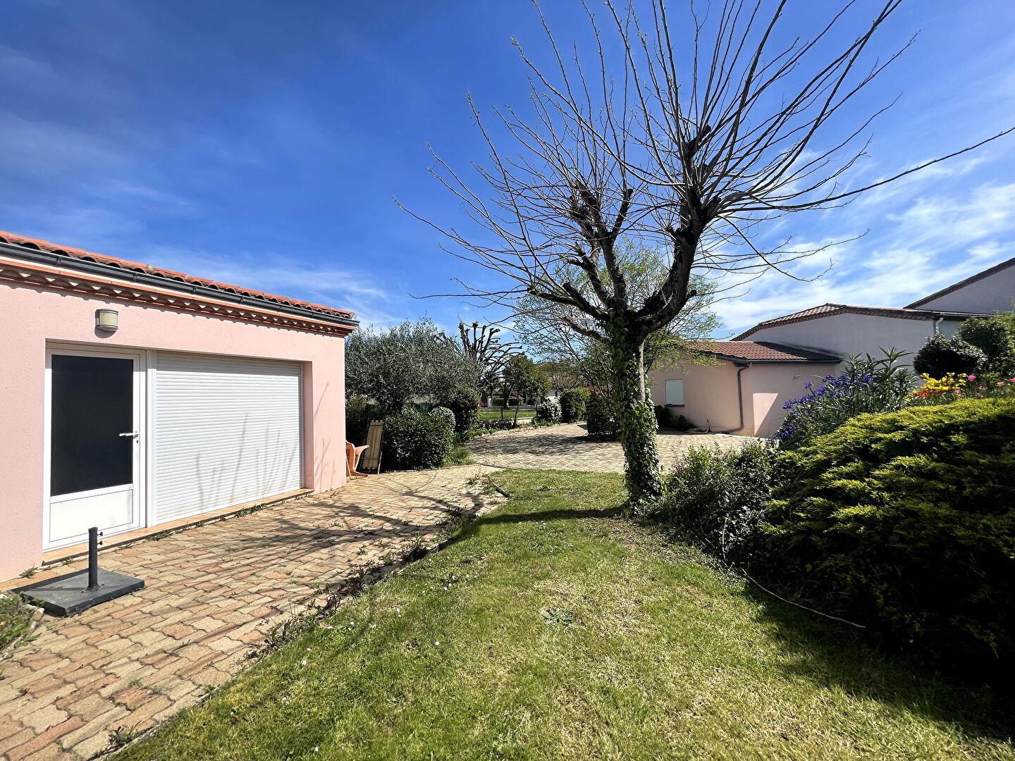 Family home in a very pleasant area of the town of Bias