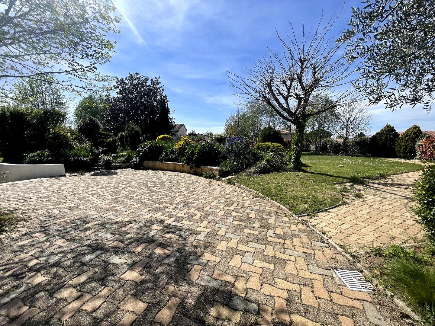 Family home in a very pleasant area of the town of Bias