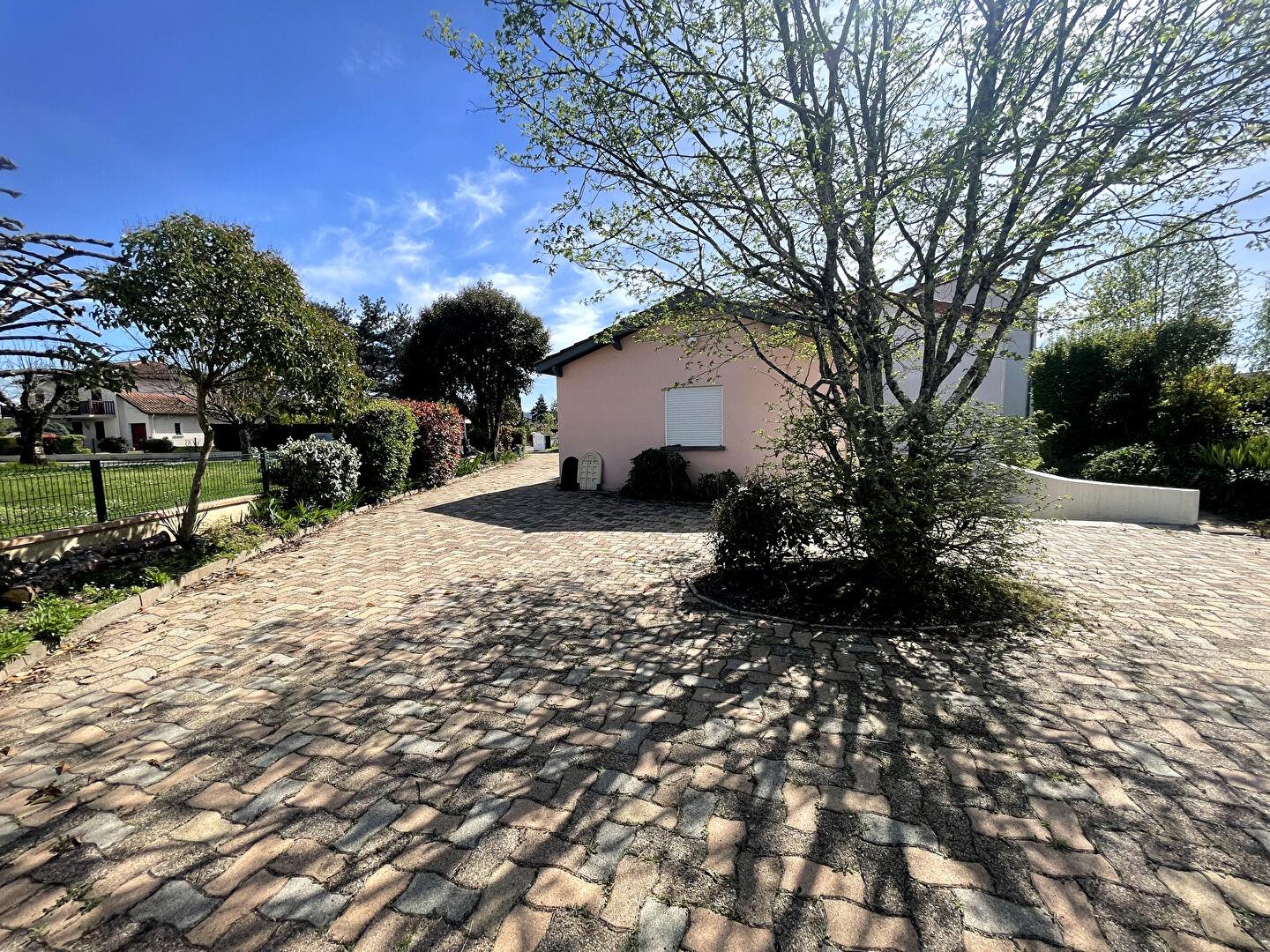 Family home in a very pleasant area of the town of Bias
