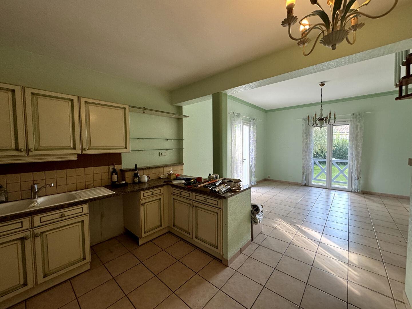 Family home in a very pleasant area of the town of Bias