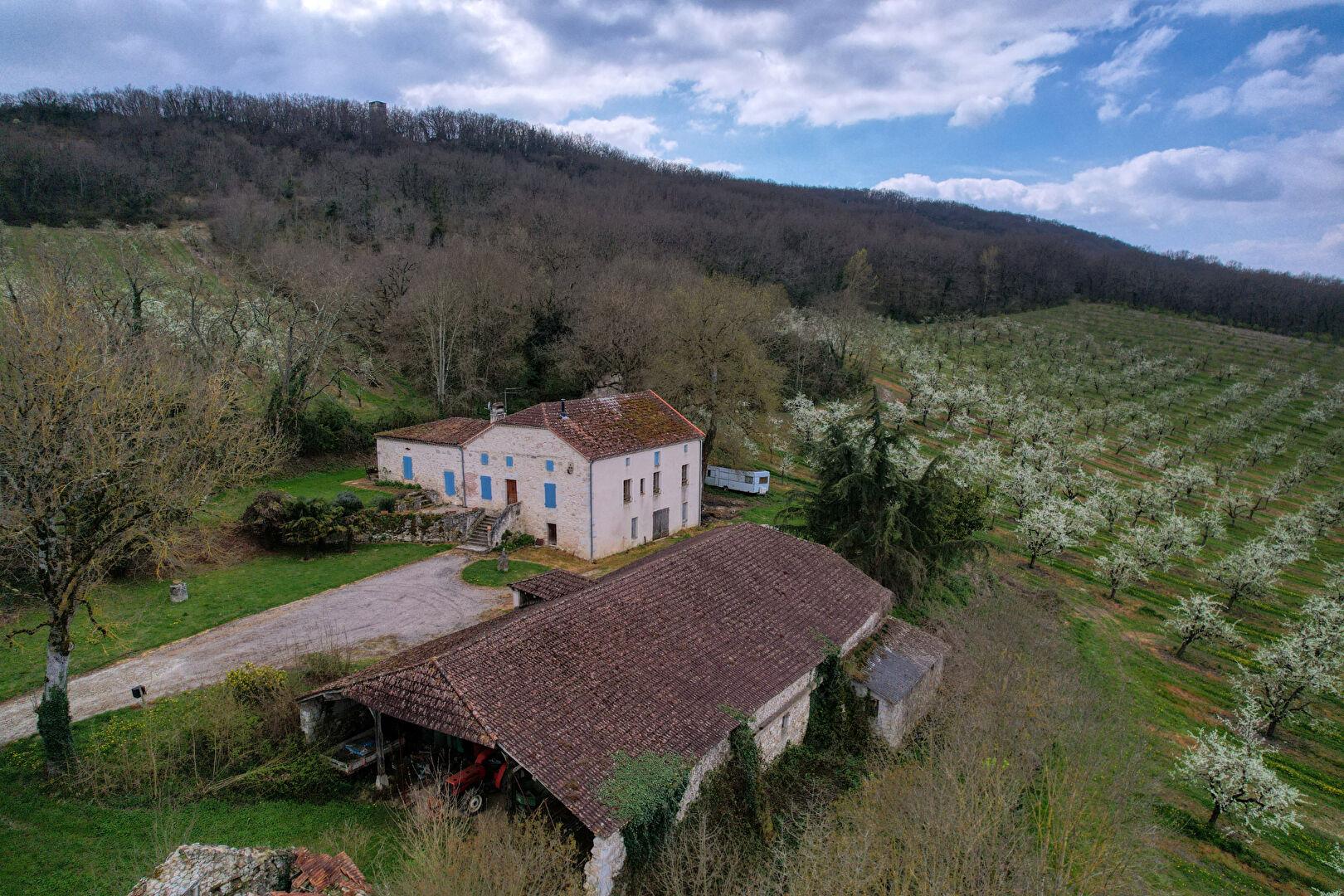 Stone house with outbuilding on the outskirts of Villeneuve sur Lot