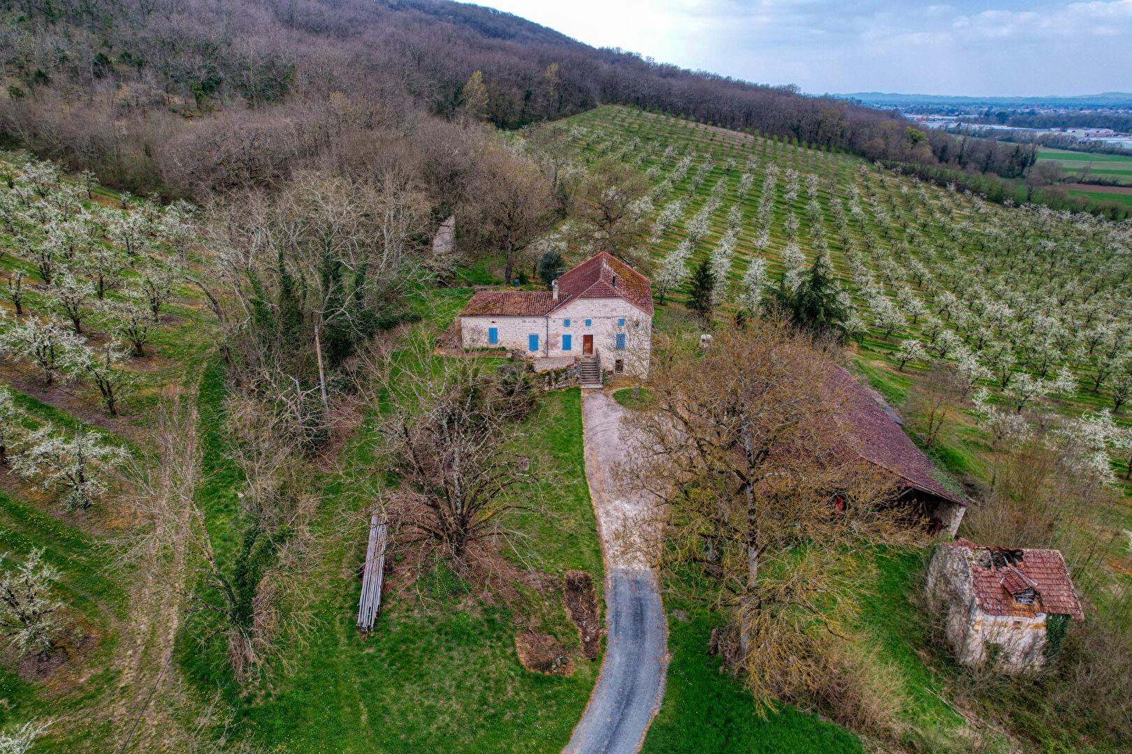 Stone house with outbuilding on the outskirts of Villeneuve sur Lot