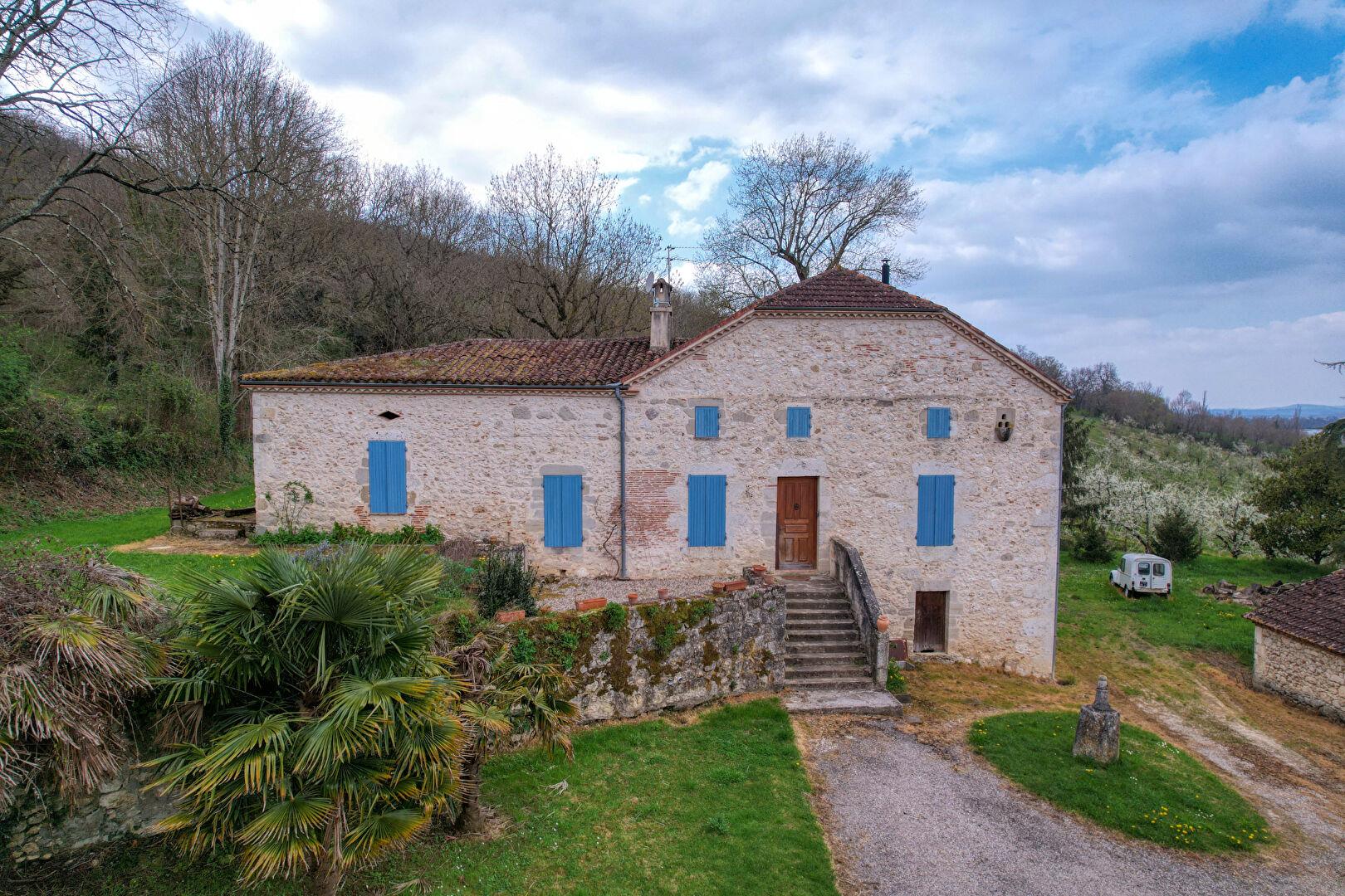Stone house with outbuilding on the outskirts of Villeneuve sur Lot