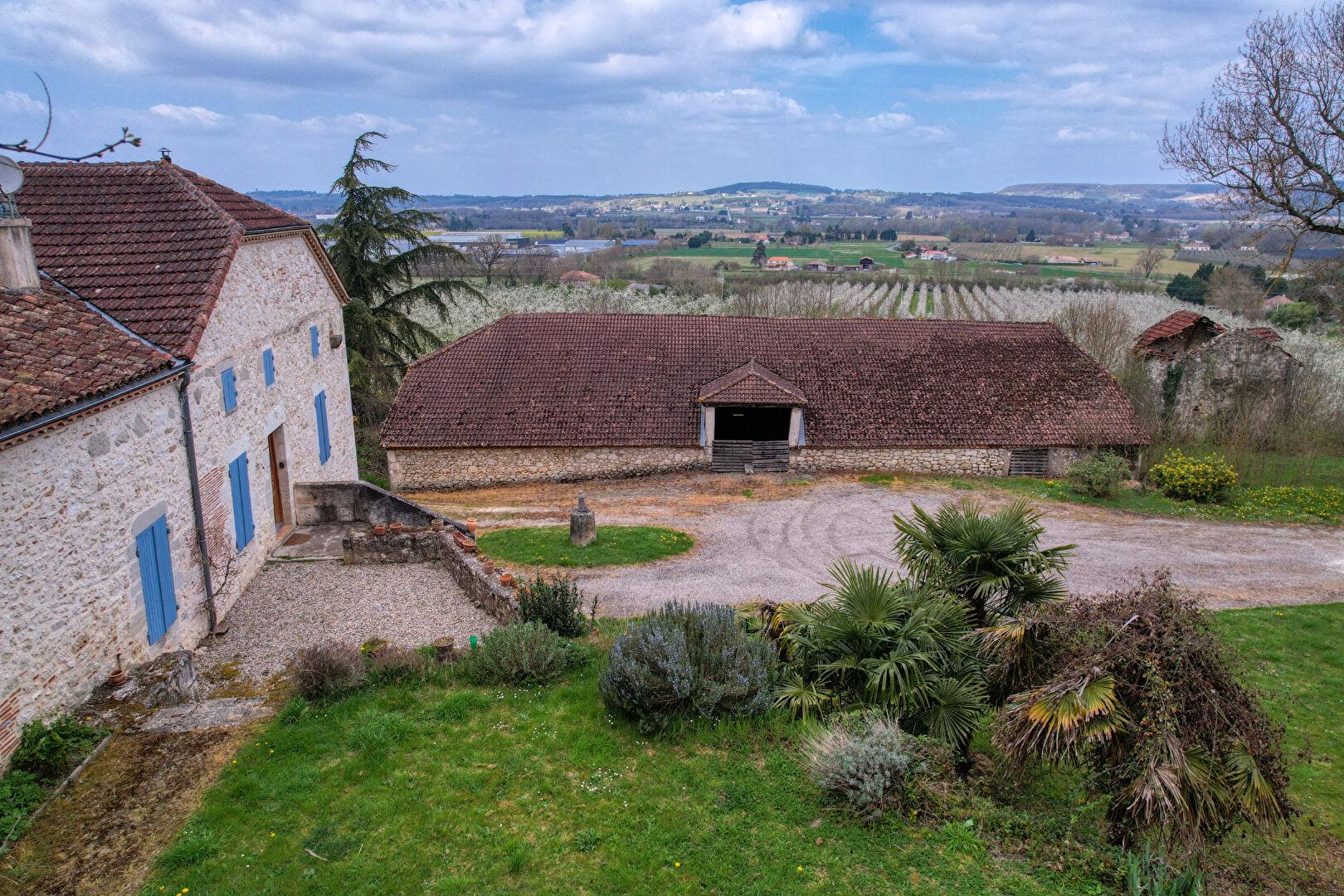Stone house with outbuilding on the outskirts of Villeneuve sur Lot