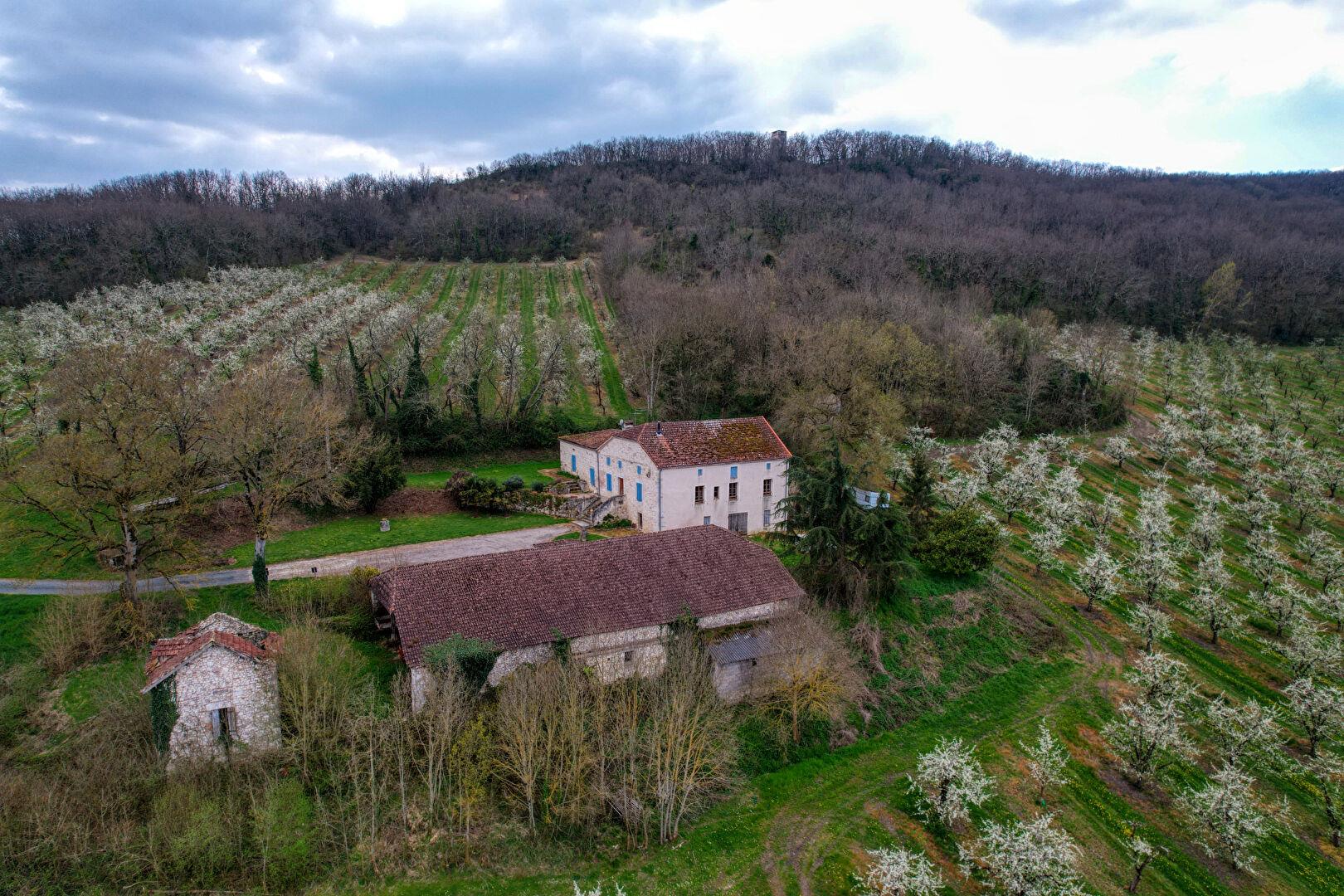 Stone house with outbuilding on the outskirts of Villeneuve sur Lot