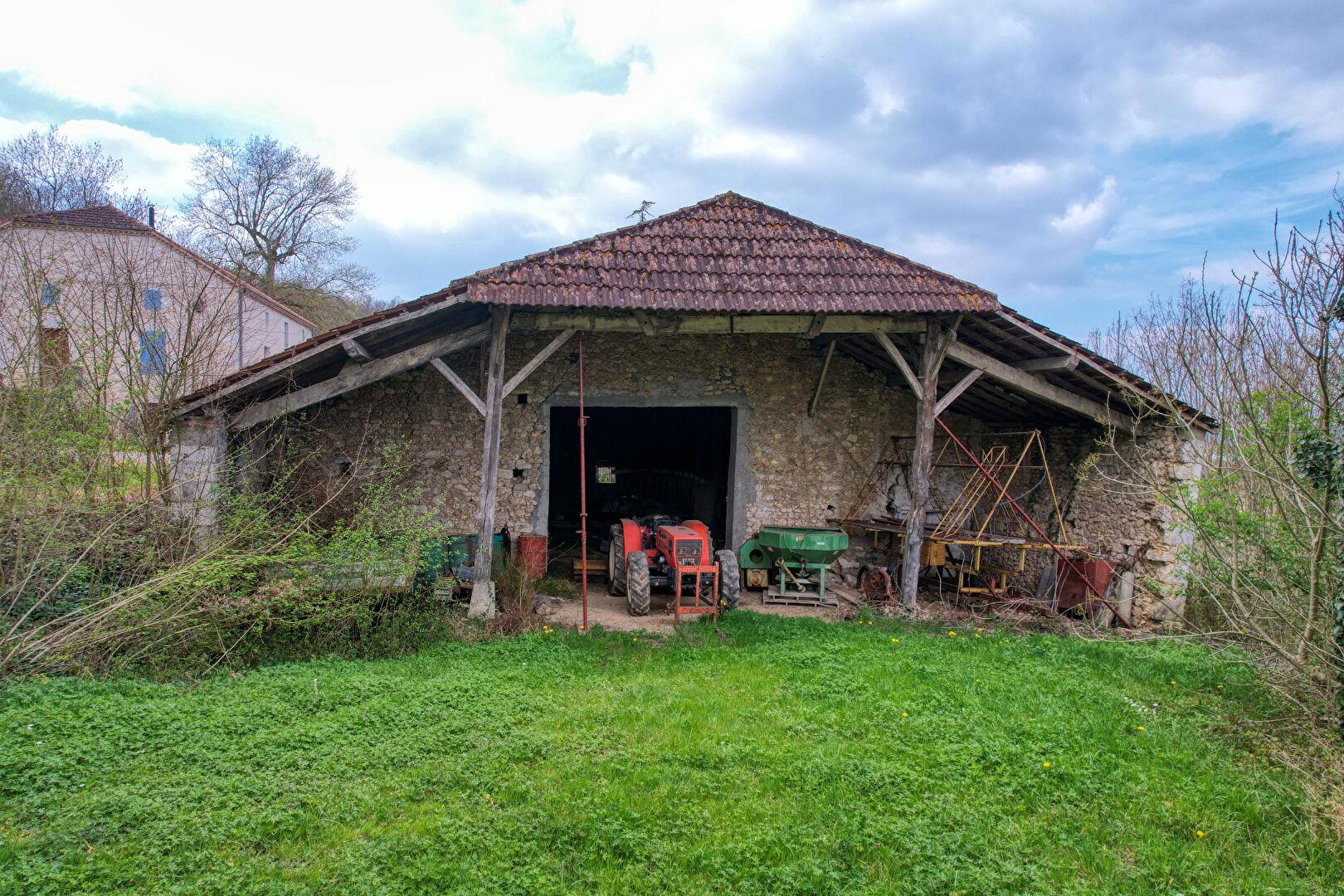 Stone house with outbuilding on the outskirts of Villeneuve sur Lot