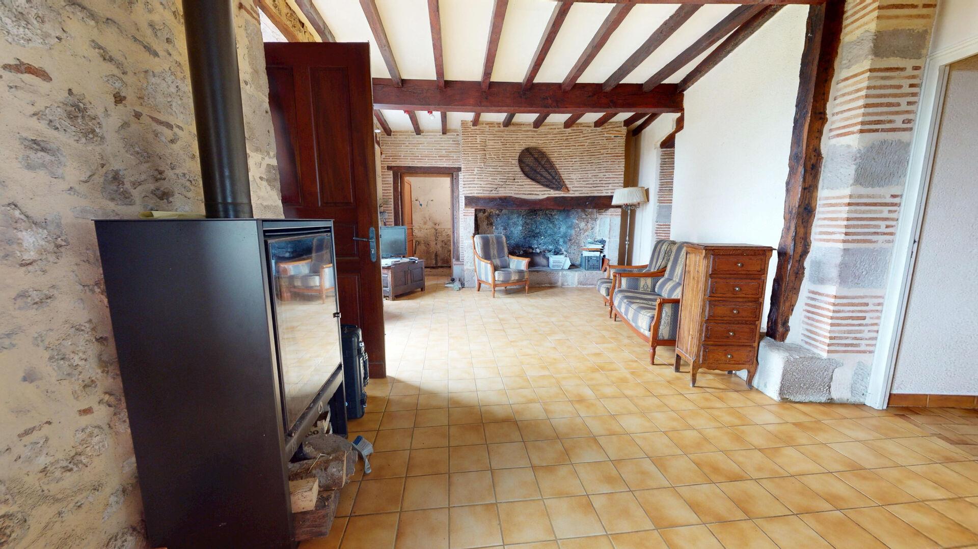 Stone house with outbuilding on the outskirts of Villeneuve sur Lot