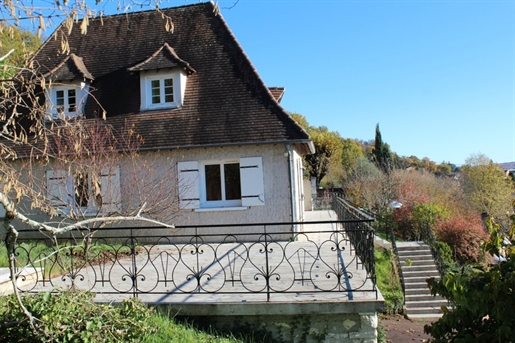 Large house with Périgord character, type 7, on a plot of 1012 m², with basement, garage and